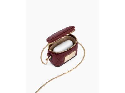 Mini sac IDEAL OF SWEDEN pour AirPods - Modèle Poppy - Quilted Ruby
